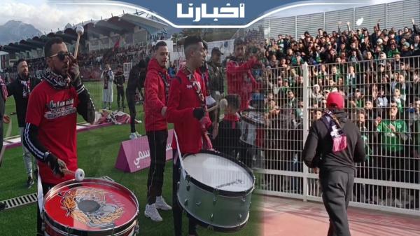 الروح الرياضية.. كابو مطادوريس يوزع قنينات الماء على الجماهير الرجاوية